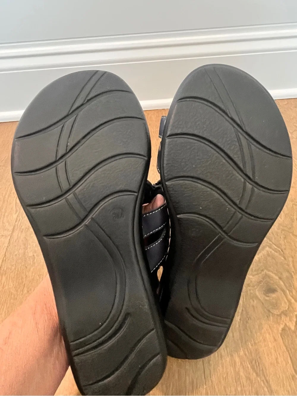 CUSHIONAIRE Women's Black Leather Strappy Sandals 9M